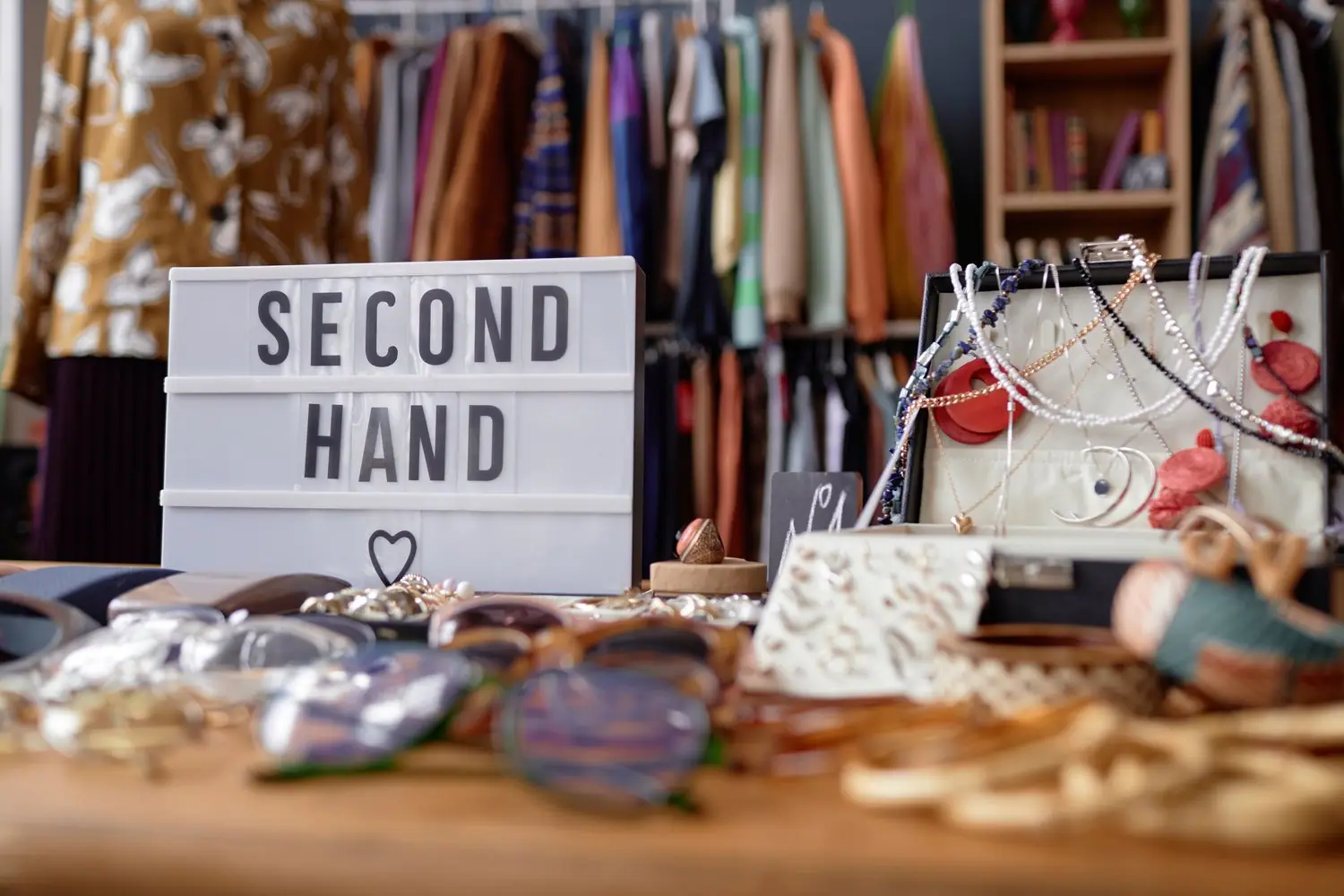 Secondhand premium: Jak kupować markowe ubrania z drugiej ręki