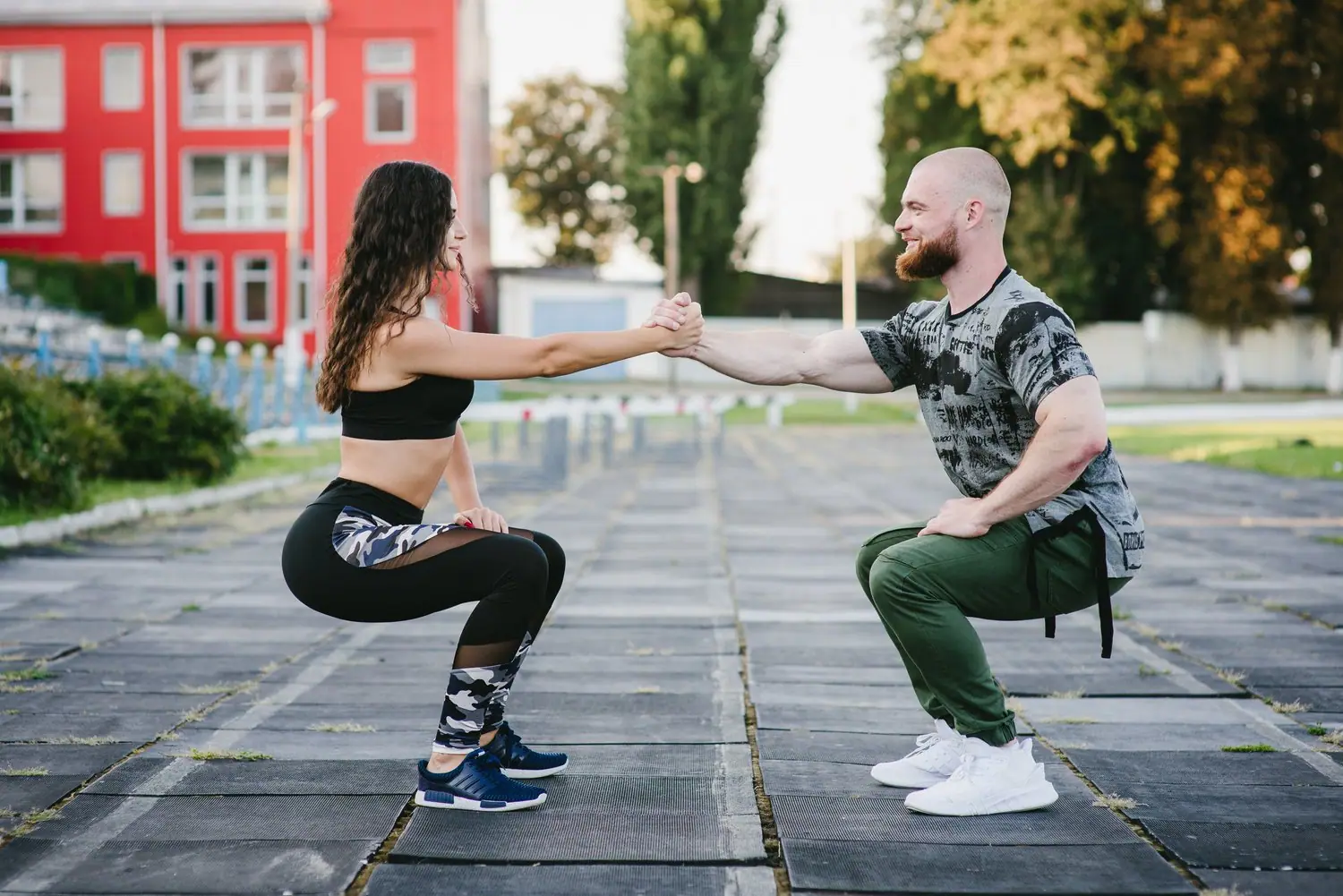 Bulgarian split squat: Technika i warianty ćwiczenia