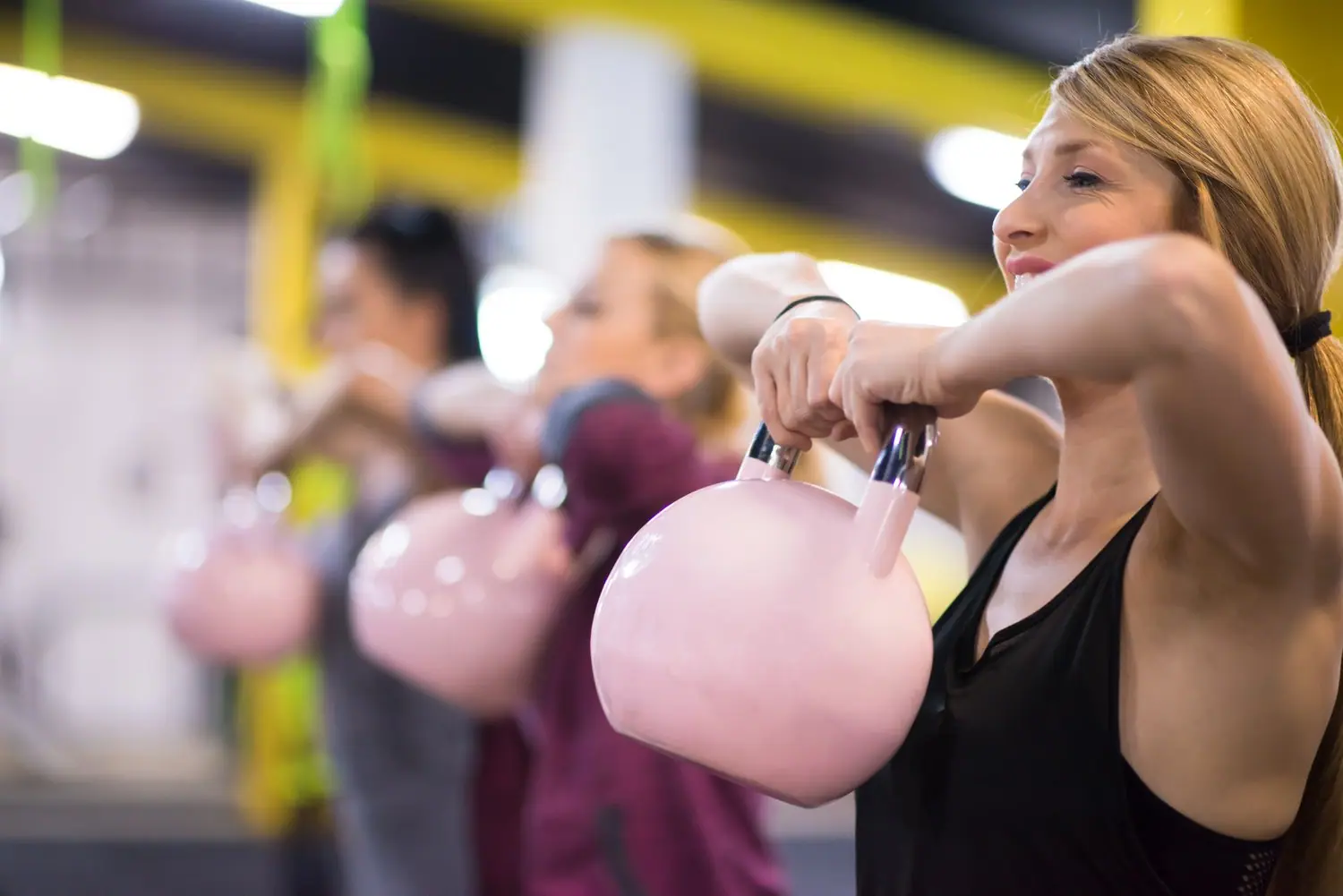 Kettlebell swing: Podstawowa technika ćwiczenia dla początkujących
