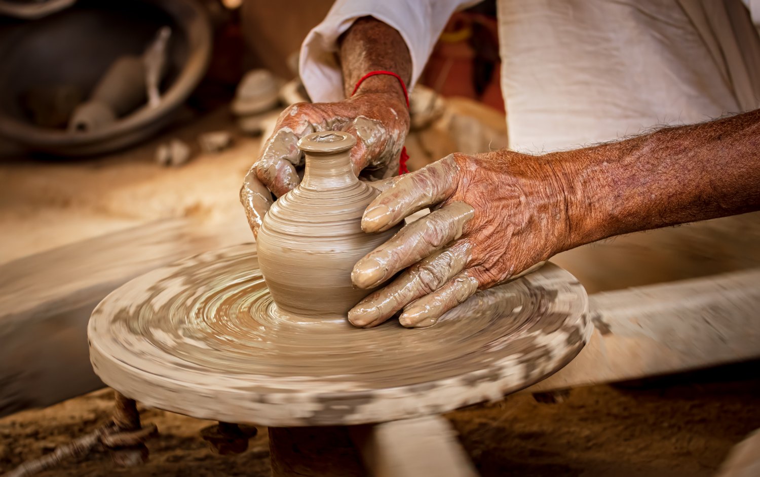 Ceramika hand-building: Podstawy lepienia z gliny